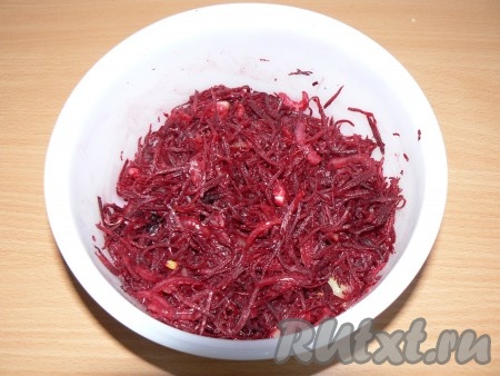 Свеклу очищаем, натираем на тёрке для корейской моркови. Очищенный лук режем кольцами, а затем каждое колечко ещё на 4 части. Обжариваем свеклу с луком на сковороде на растительном масле, периодически помешивая, до мягкости свеклы. Затем даём овощам остыть, перекладываем в миску.