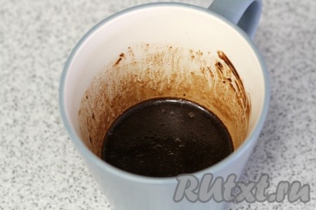 Для приготовления шоколадного соуса смешиваем какао, сахар, растительное масло и воду в кружке и ставим её в микроволновку, примерно, на 1 минуту, когда соус начнёт кипеть, выключаем микроволновку, достаём и ещё раз перемешиваем. Соус получается достаточно жидким, вкусным.