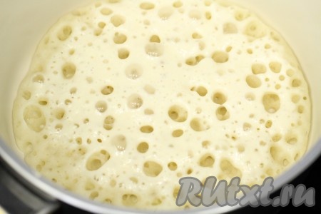 Приступаем к выпеканию марокканских блинчиков. Захватываем тесто половником сверху, не перемешивая его, и выливаем на центр сухой сковороды (без масла!) с антипригарным покрытием. Жарим на среднем огне только с одной стороны до полного побеления. Снимаем готовый блин, перекладываем на тарелку, сковородку переворачиваем и остужаем дно под струёй холодной воды. Наливаем тесто, не перемешивая, для следующего блина и снова жарим, так блинчики более активно пузырятся. Затем остужаем дно сковороды под холодной водой. Таким образом жарим все блины до окончания теста. Получается около 10 штук.