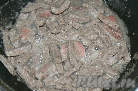 Мясо нарезать тонкими полосками, обжарить на растительном масле.


