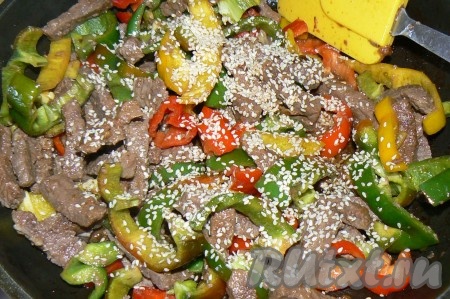 Готовое мясо посыпать кунжутными семечками.
