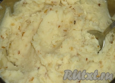 Картошку с луком растолочь в пюре при помощи толкушки, попробовать на вкус, если нужно, посолить.