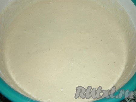 Замесить опару, для этого в объёмной миске соединить тёплую воду (температура воды должна быть 38-40 градусов), дрожжи, сахар, муку, перемешать, должно получиться жидкое тесто. Опару накрыть полотенцем и оставить в тёплом месте на 15-20 минут (до появления на поверхности пенной шапочки).