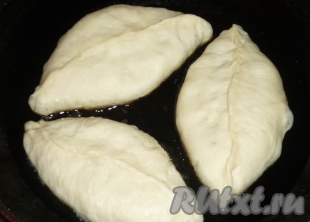 Постные пирожки с картошкой жарить на хорошо разогретой сковороде с достаточным количеством растительного масла до золотистого цвета с двух сторон (примерно по 3-4 минуты с каждой стороны). При жарке масло должно покрывать пирожок до половины.