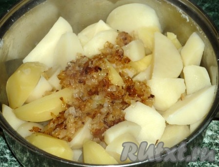 В кастрюлю выложить картошку, нарезанную на части, залить полностью водой, посолить, поставить на огонь и отварить с момента закипания на небольшом огне до готовности (картофель должен стать достаточно мягким и легко прокалываться ножом, на это потребуется минут 20-25). Затем лишнюю воду слить. В кастрюлю с картошкой, добавить жареный лук.