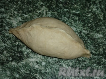 Защипнуть края теста над начинкой, формируя пирожок.