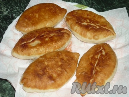 Жареные пирожки выложить на бумажное полотенце, чтобы убрать лишний жир.