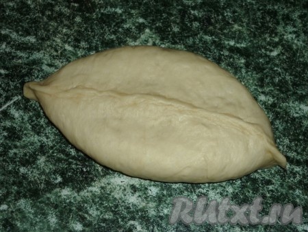 Сформированный пирожок немного прижать сверху ладонью, чтобы он стал достаточно плоским.