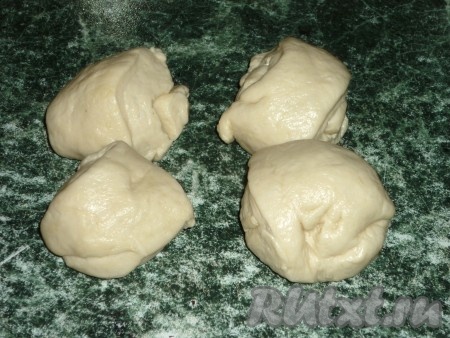 Поднявшееся тесто должно увеличиться в объёме в 2-3 раза, обмять его. Разделить тесто на колобки величиной с крупный мандарин.