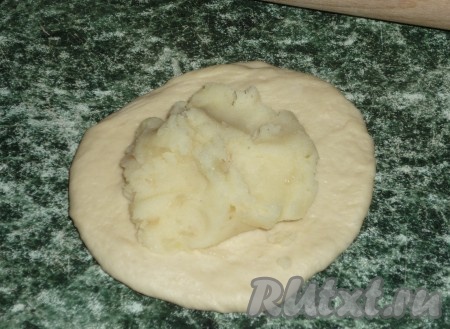 В центр лепёшки выложить 1-1,5 столовых ложки картофельной начинки.