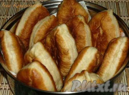 Постепенно пожарить на сковороде все пирожки. Вкуснейшие, воздушные постные жареные пирожки с картошкой можно есть и тёплыми, и полностью остывшими.