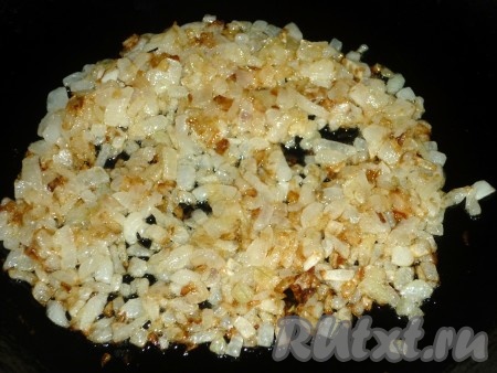 Пока тесто "поднимается", начинаем готовить начинку для постных пирожков. Для этого нужно хорошо прогреть растительное масло в сковороде, выложить в него очищенный и мелко нарезанный лук, обжарить его на среднем огне, иногда помешивая, до золотистого цвета.