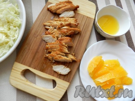 Один маленький апельсин очистить от кожуры, разделить на дольки, очистить от перегородок. Из половины второго апельсина выдавить сок.