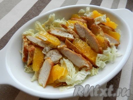 Курицу и апельсин выложить в салатник, поперчить.