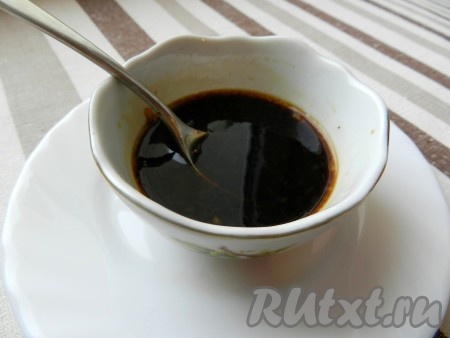 Для заправки соединить апельсиновый сок, сладкий соевый соус и бальзамический уксус, перемешать.
