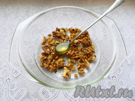 50 грамм орехов выложить в посуду для микроволновки в один слой, добавить 1 чайную ложку меда и 1 чайную ложку воды. Перемешать, чтобы орехи покрылись медом. Накрыть крышкой и поставить в микроволновку на 2 минуты при полной мощности. Достать, перемешать. Снова поставить в микроволновку на 2 минуты. Мне этого времени было достаточно. Если вам кажется, что нет, перемешайте и поставьте еще секунд на 30. Готовые орехи переложить на пергамент и остудить.
