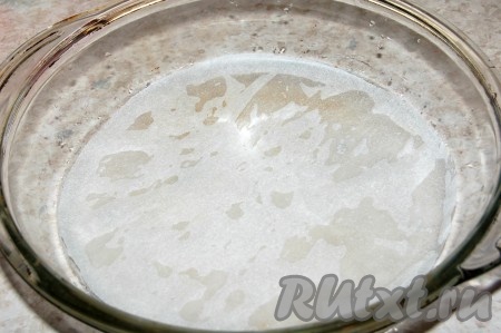 Дно формы смочить водой (чтобы лучше держалась бумага) и выстелить бумагой для выпечки.