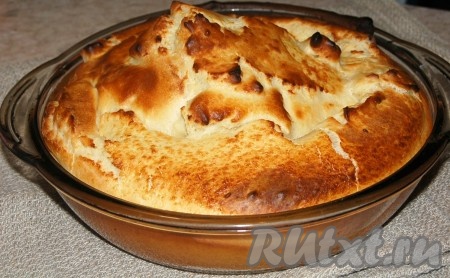 Готовый румяный большой блин вытащить из духовки.
