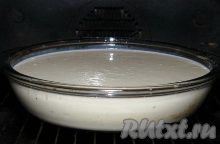 Отправить форму с тестом в&nbsp; горячую духовку. Первые 15 минут печь при температуре 250 градусов, а затем уменьшить температуру до 220 градусов и печь еще 15 минут.
