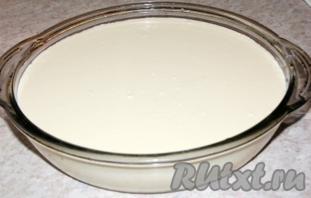 Готовое тесто вылить в подготовленную форму.