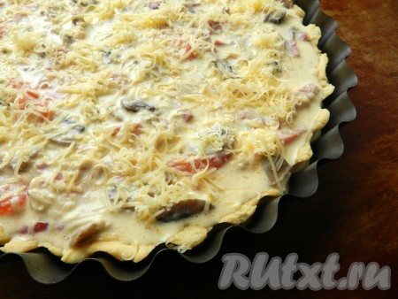 Аппетитный, очень вкусный, сытный киш с ветчиной и грибами готов.