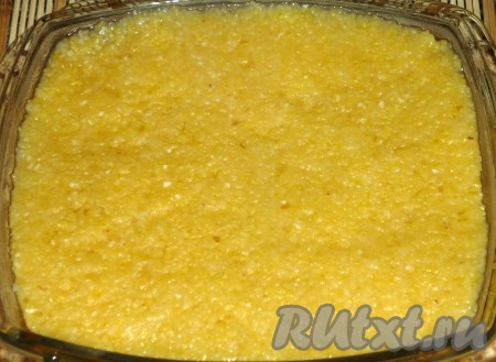 Выложить готовую кашу в форму, смоченную холодной водой. Разровнять, чтобы была ровная поверхность.
