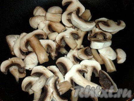 Грибы очистить, помыть, порезать и пожарить на оливковом масле.
