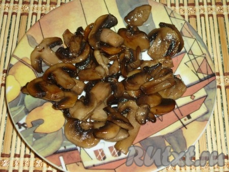 Грибы очистить, помыть, порезать и пожарить на оливковом масле.