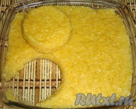 Из остывшей поленты вырезать круги стаканом.
