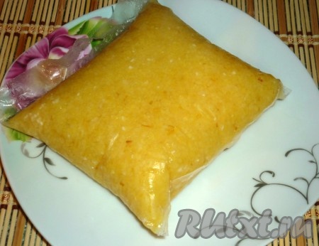 Сварить кукурузную крупу, как указано на упаковке.