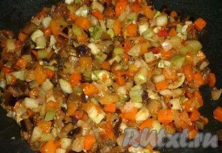 Овощную смесь поместить на разогретую сковороду с оливковым&nbsp; маслом. Тушить до испарения жидкости.
