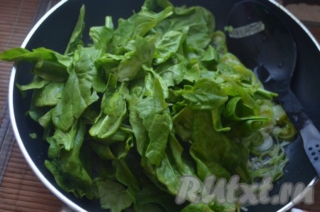 Шпинат промыть, добавить в сковороду, обжаривать 5-7 минут. Шпинат можно не резать, при обжаривании он станет мягким и разойдется на кусочки.