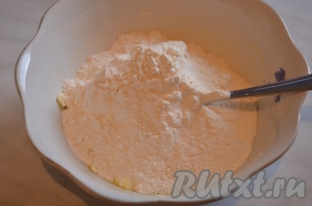 Просеять муку, замесить мягкое тесто. Тесто завернуть в пищевую пленку и убрать на 30 минут в холодильник.