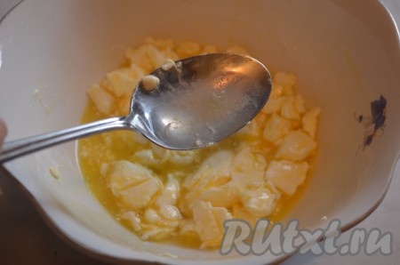 Приготовим тесто. Для этого мягкое сливочное масло перемешать с яйцом, холодной водой и щепоткой соли.