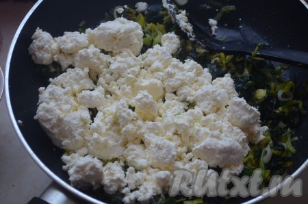 Добавить к овощам творог, соль, перец, перемешать.