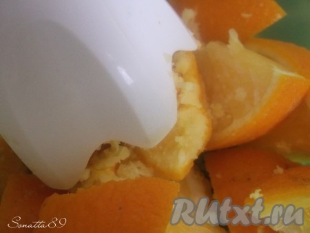 Измельчаем апельсин блендером или пропускаем через мясорубку.
