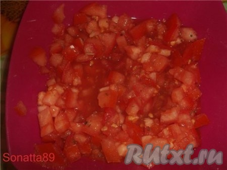 Помидоры режем и кладём в отдельную чашку.