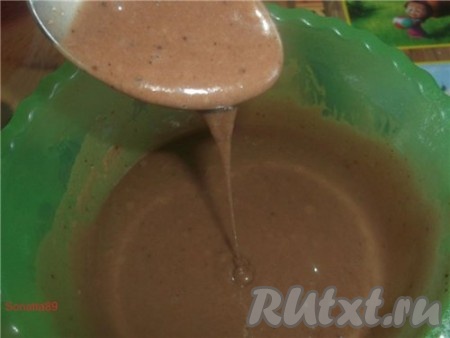 Смешиваем так, чтобы не было комочков. Тесто должно быть по густоте, как кефир.
