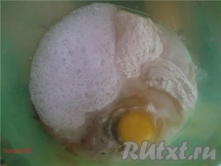 Смешиваем муку, сахар, какао, яйцо, молоко (сливки), масло растительное, соду.
