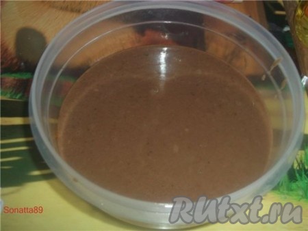 Выливаем тесто в миску (у меня была из пластика для СВЧ, объем 700 мл).&nbsp;
