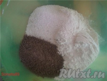 Смешиваем муку, сахар, какао, яйцо, молоко (сливки), масло растительное, соду.