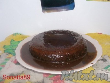 Теперь готовим глазурь для кекса.&nbsp;В маленькую кастрюльку наливаем воду, добавляем сахар и доводим до кипения на среднем огне. Когда сироп закипит, добавляем сливочное масло и поломанный шоколад. Мешаем до тех пор, пока шоколад полностью не растает. Горячей шоколадной смесью заливаем кекс и убираем в холодильник на 1-2 часа для "застывания" глазури.
