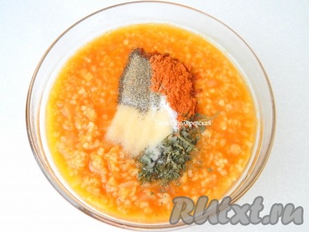 Затем вливаем 1,5 литра горячей воды, добавляем соль, паприку, сушёную мяту, чёрный молотый перец, доводим до кипения и варим суп на небольшом огне до полной готовности булгура и чечевицы (минут 20-25).