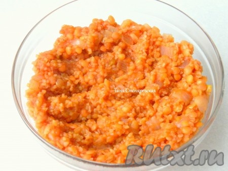  К обжаренному луку добавляем томатную пасту, чечевицу и булгур, перемешиваем и обжариваем 3-4 минуты, иногда помешивая.