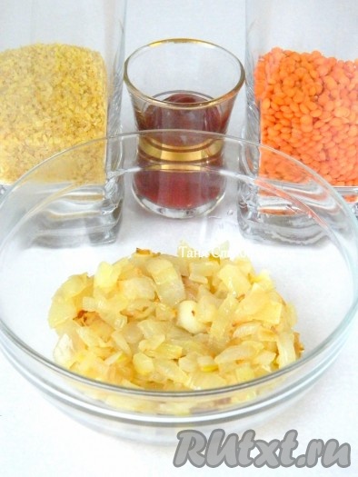 В кастрюлю с толстым дном наливаем подсолнечное масло, выкладываем очищенный и нарезанный лук, обжариваем его на среднем огне, помешивая, до мягкости (на это потребуется 4-5 минут).