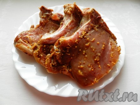 Свиные рёбра с мясом промыть водой, обсушить, нарезать на порционные кусочки по кости, затем выложить в подходящую посуду, залить маринадом, покрывая каждый кусочек мяса. Накрыть крышкой и поставить в холодильник мариноваться, как минимум, на 2 часа.