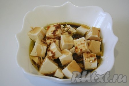 Тофу нарезать кубиками и залить маринадом. Оставить тофу мариноваться минимум на 1 час.
