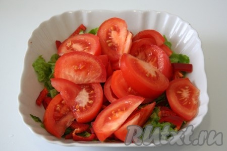 Помидоры помыть и нарезать кусочками. Положить помидоры в салат.
