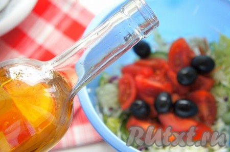 Добавить соль и свежесмолотую смесь перцев по вкусу, заправить салат подсолнечным маслом, перемешать. Дать немного постоять, а тем временем приготовим мясо для салата.