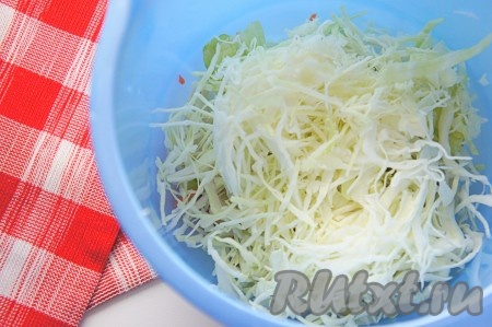 Капусту тонко нашинковать.